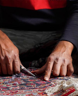 رفو گری قالی در قالیشویی طالقان